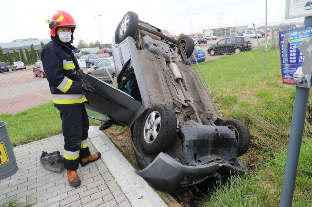 [ZDJĘCIA] Dachowanie tuż obok przystanku. Służby na miejscu - Zdjęcie główne