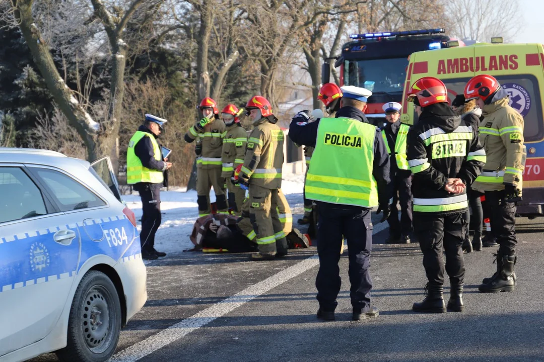 Poważny wypadek pod Kutnem. Na miejscu wszystkie służby, lądował śmigłowiec LPR