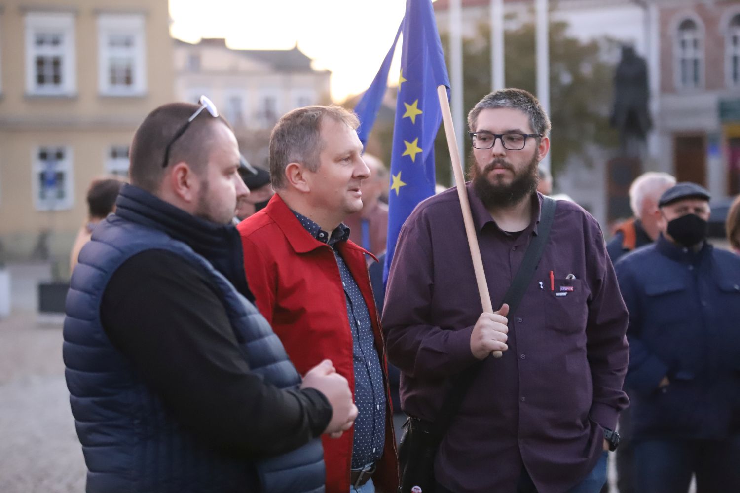 Protest „#Zostaję w Unii” w sercu Kutna. Kilkadziesiąt osób na Placu Piłsudskiego