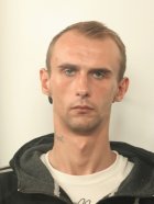 Dobrian Przemysław, ur.20.02.1991 rok, zam. Kutno. Poszukiwany za rozbój, liczne kradzieże i kradzieże z włamaniem na podstawie listów gończych wydanych przez Sąd Rejonowy w Kutnie