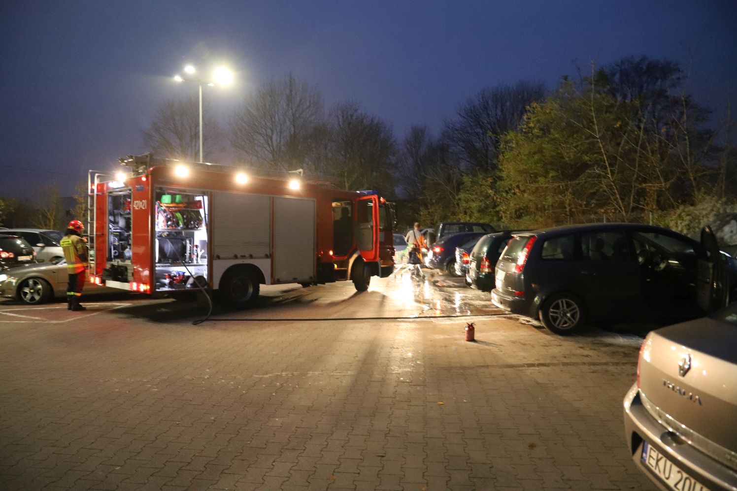 Straż pożarna prowadziła działania w związku z pożarem na parkingu jednej z kutnowskich Biedronek