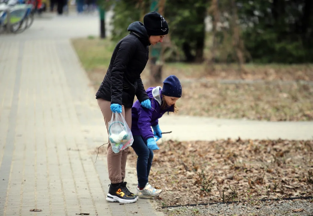 Uchodźcy z Ukrainy wspólnie wysprzątali Park Traugutta w Kutnie