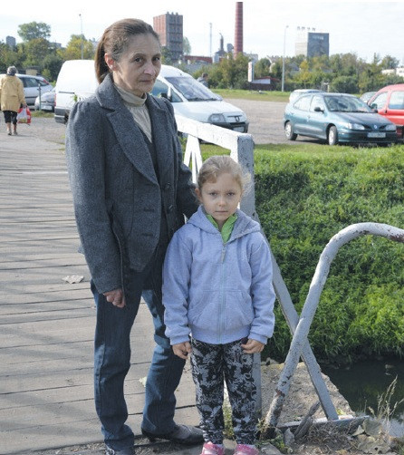 Niebezpieczny wypadek na moście. Dziewczynka wpadła do Ochni! - Zdjęcie główne