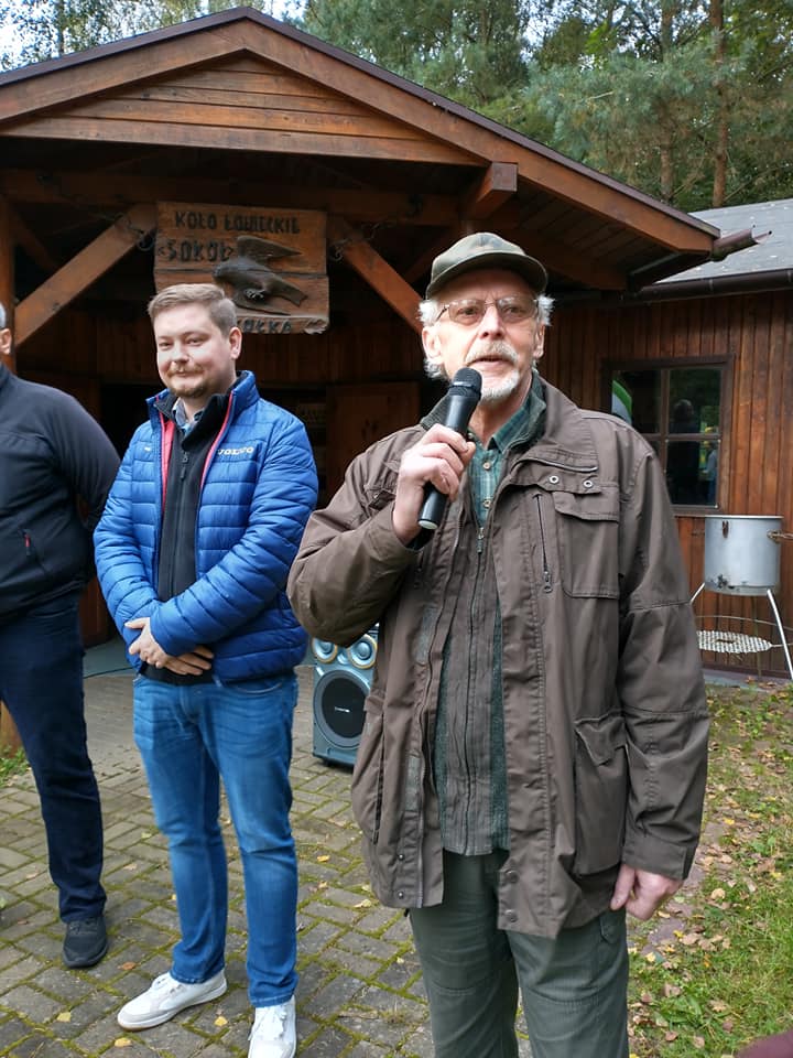 Starosta wspólnie z pracownikami starostwa i dzieciakami sprząta las pod Kutnem