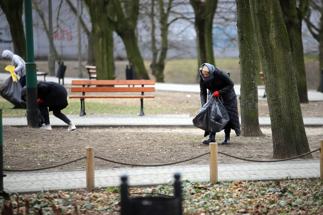 Uchodźcy z Ukrainy wspólnie wysprzątali Park Traugutta w Kutnie