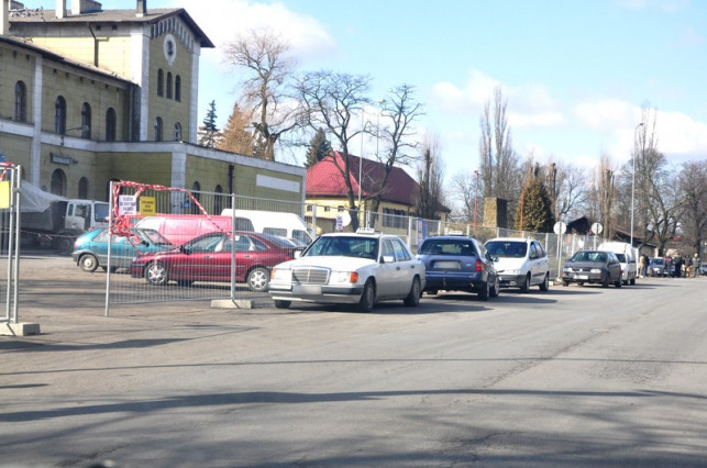 Parkingowy chaos przy dworcu - Zdjęcie główne