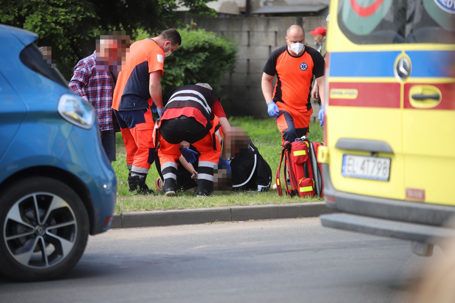 W Kutnie niedaleko targowicy samochód potrącił dziecko. Chłopiec został zabrany do szpitala