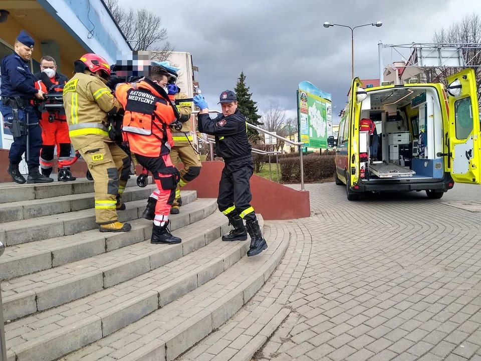 Akcja służb w centrum Kutna. Kobieta potrzebowała pilnej pomocy