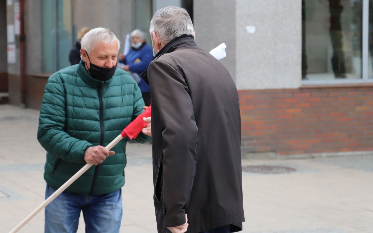 Prezydent miasta rozdawał flagi mieszkańcom Kutna