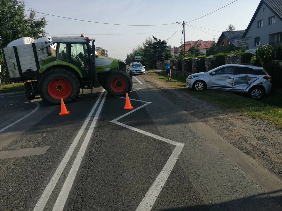 Zderzenie osobówki z ciągnikiem rolniczym pod Kutnem. DK 60 zablokowana! - Zdjęcie główne