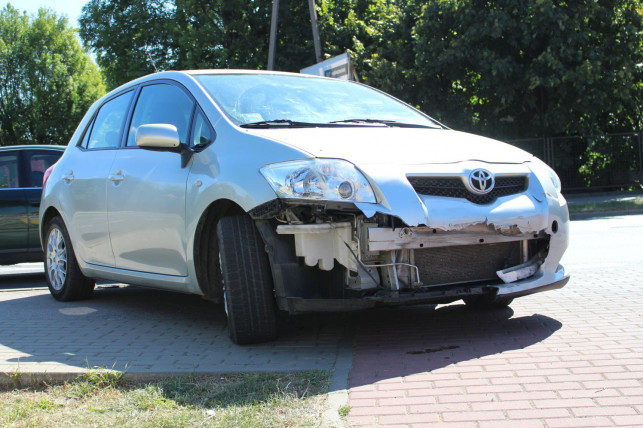 [ZDJĘCIA] Kraksa z udziałem motocyklisty. Na miejscu pogotowie i policja - Zdjęcie główne
