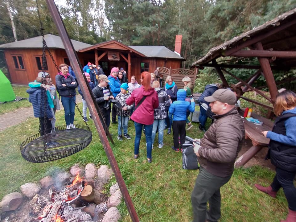 Starosta wspólnie z pracownikami starostwa i dzieciakami sprząta las pod Kutnem