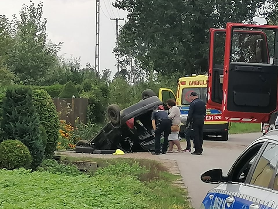  Dachowanie pod Kutnem. Na miejscu wszystkie służby, lądował śmigłowiec LPR