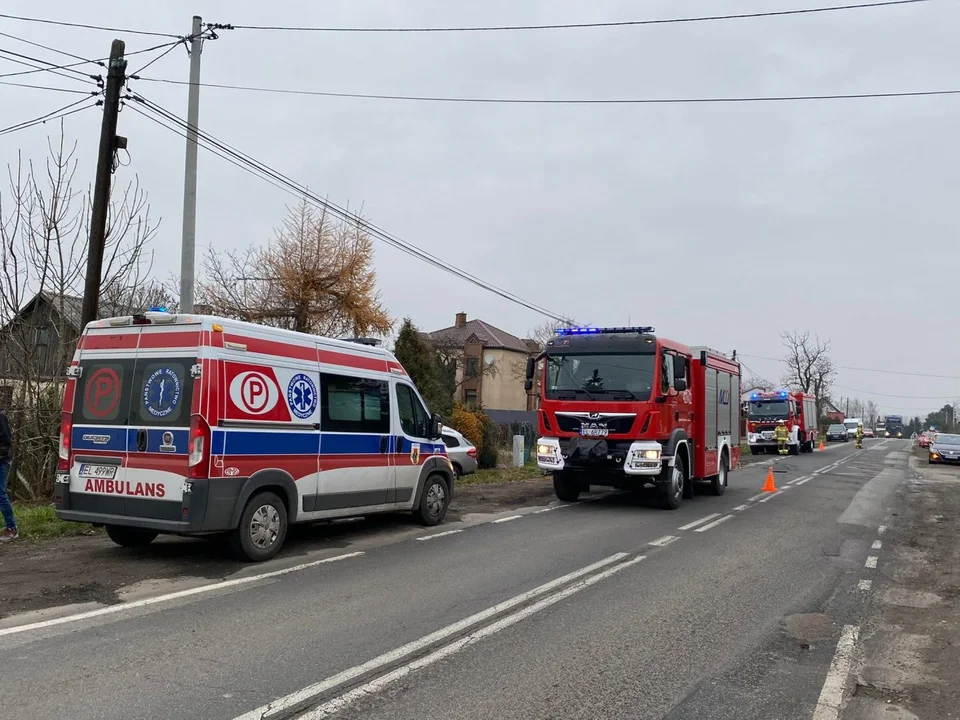 Pod Kutnem doszło do wypadku, na drodze krajowej trwa akcja służb