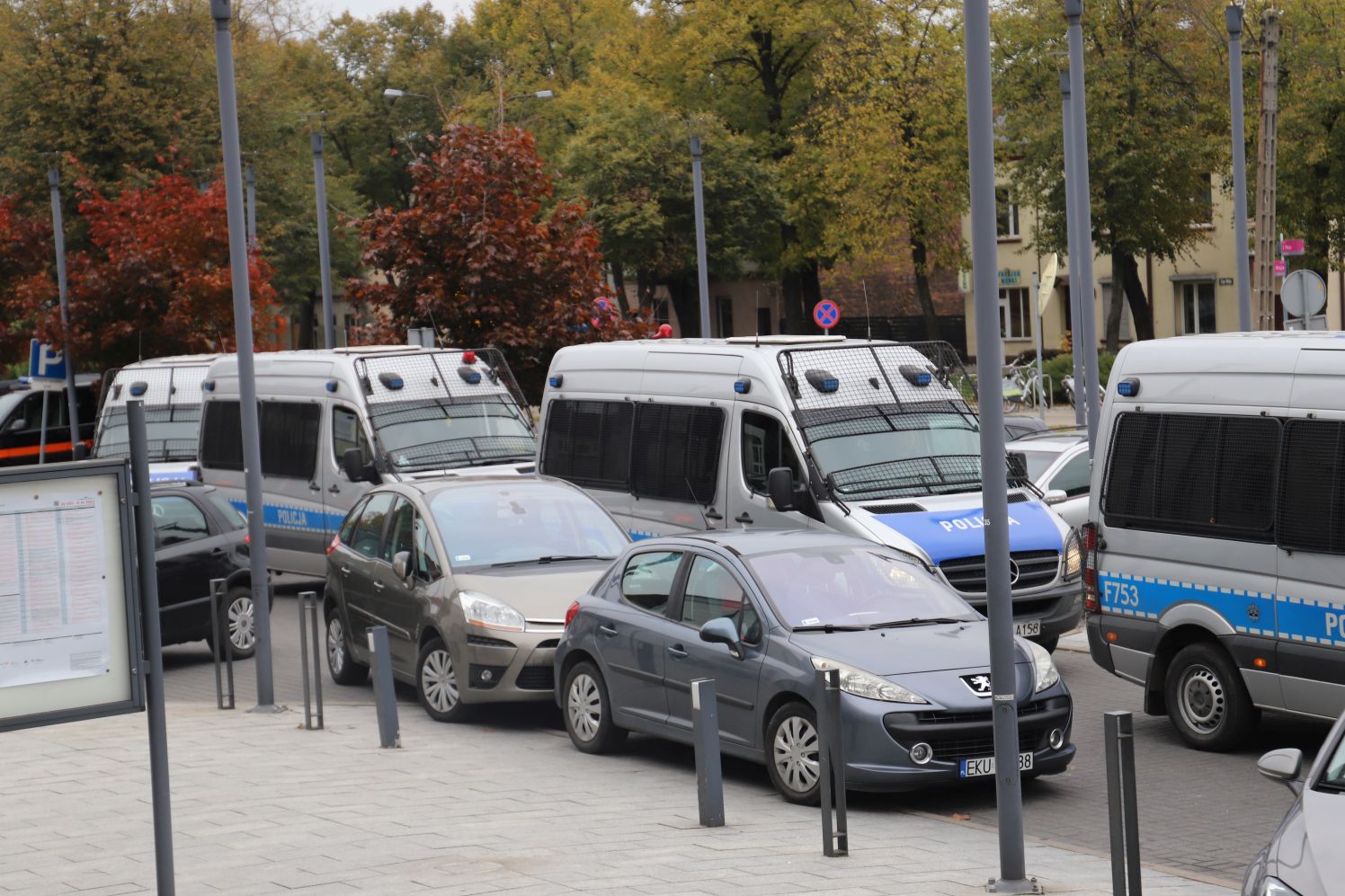 Policja zabezpiecza przejazd kibiców Lecha Poznań przez Kutno