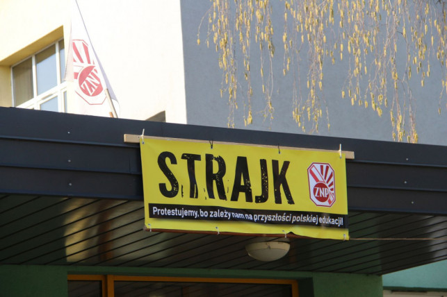 Prawie 200 nauczycieli z miejskich szkół strajkuje - Zdjęcie główne