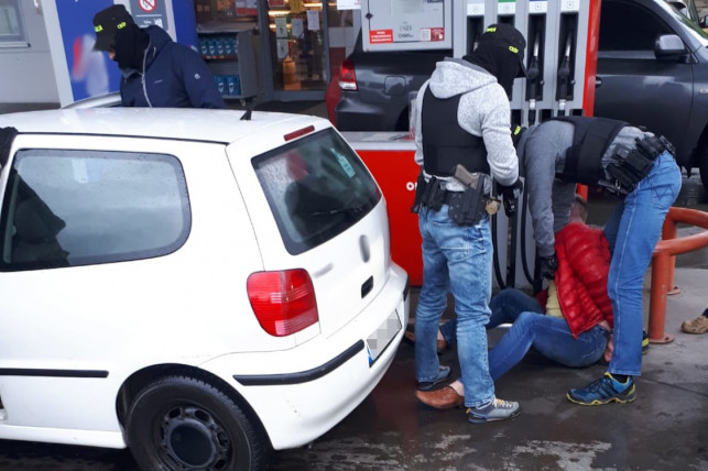 Policja rozbiła zorganizowaną grupę hakerów. Odpowiedzialna m.in. za alarmy bombowe w okolicy Kutna! - Zdjęcie główne