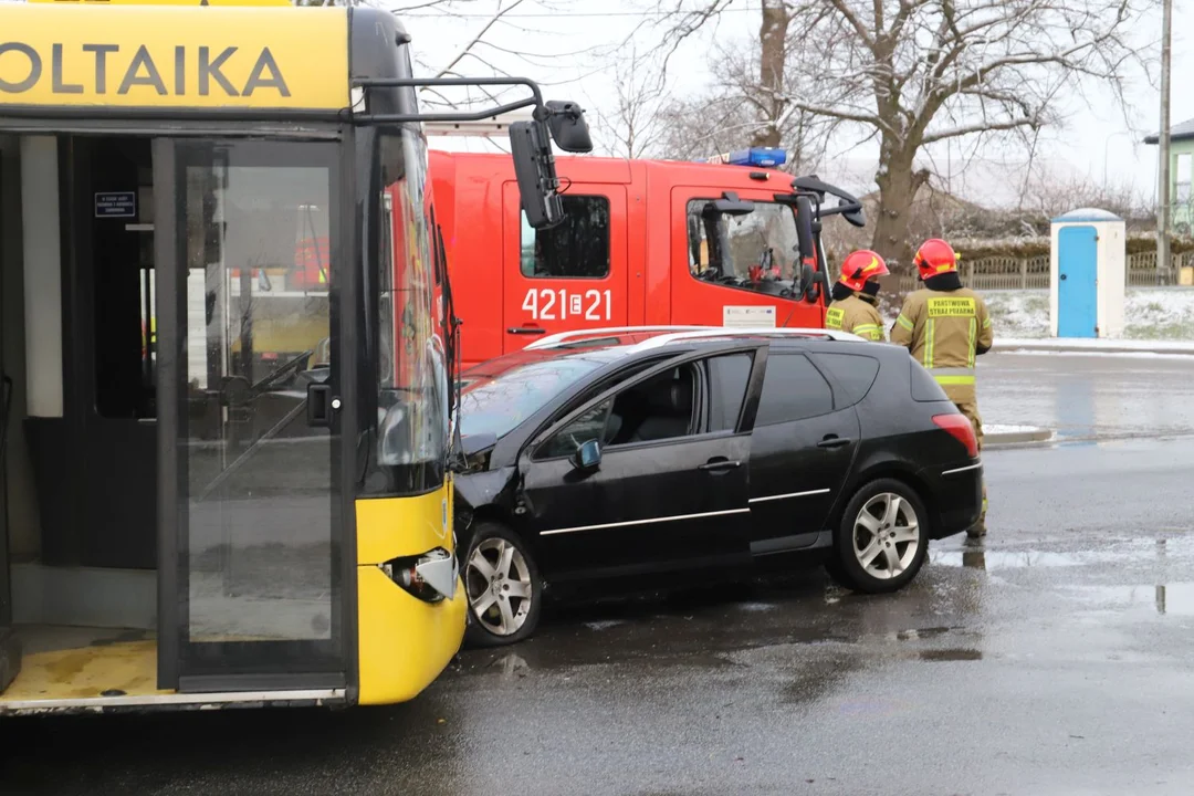 Autobus zderzył się z osobówką przy ul. Chrobrego w Kutnie