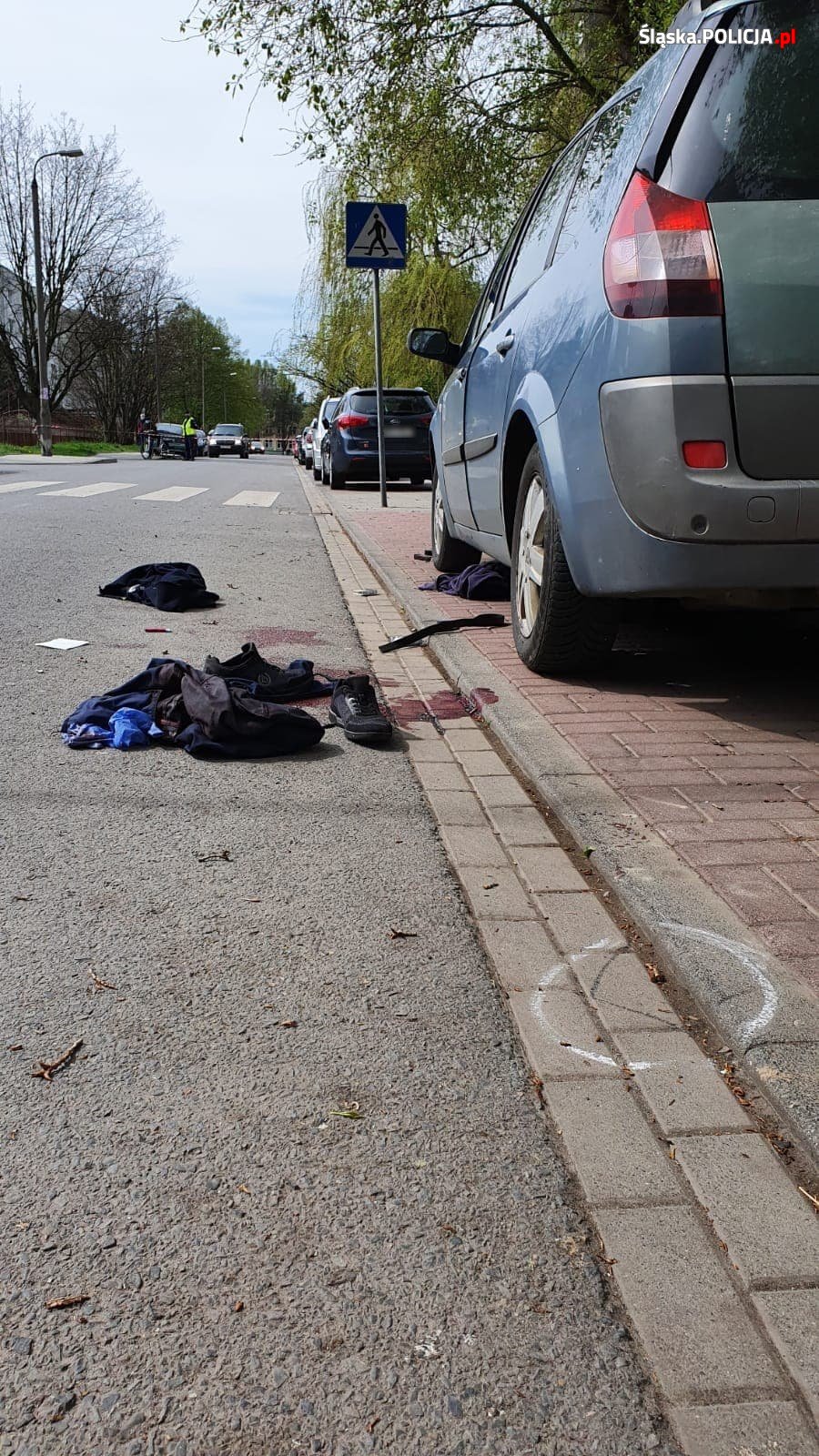 Mundurowi zamierzają oddać cześć koledze, który zginął na służbie (zdjęcie z miejsca w którym padły śmiertelne strzały)