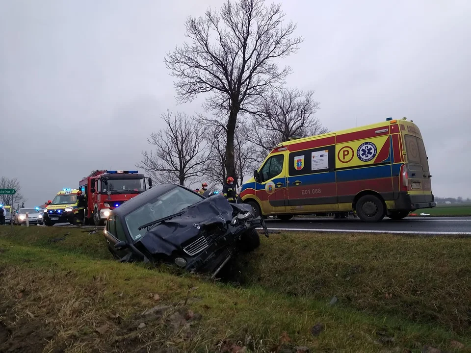 Wypadek na DW 702 pod Kutnem, rannych pięć osób