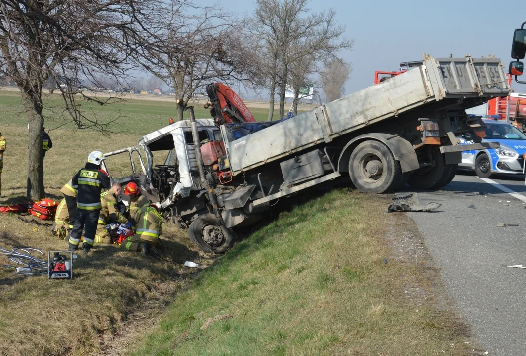 Na drodze krajowej między Kutnem a Łowiczem doszło do wypadku z udziałem dwóch ciężarówek 