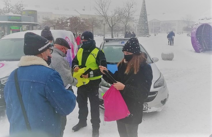 Kutnowscy policjanci rozdawali odblaski