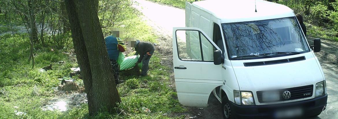 Wyrzucił śmieci i odjechał. Kutnowska straż miejska zatrzymała go dzięki fotopułapce - Zdjęcie główne