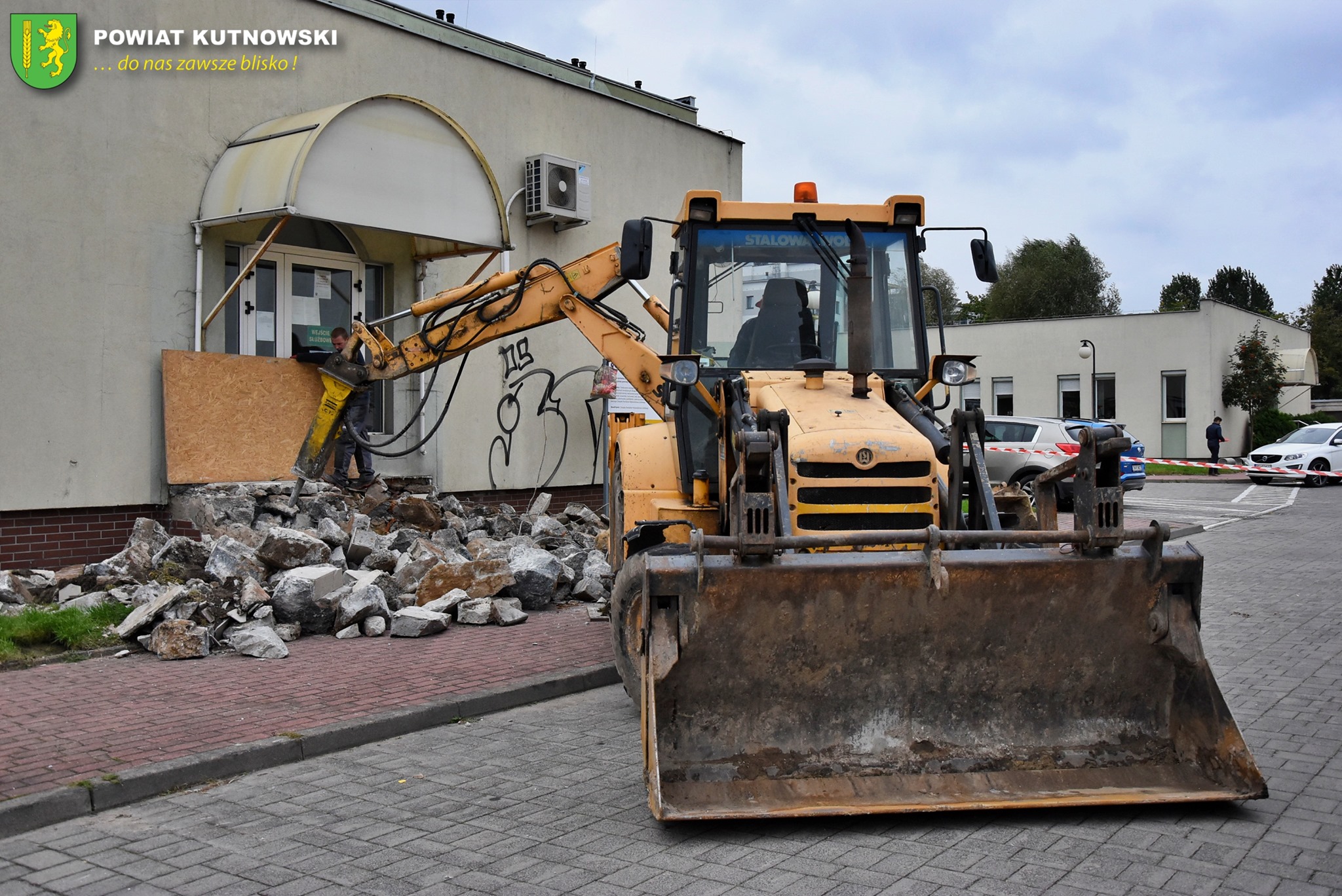 "Demolka" pod budynkiem starostwa. Ruszyła ważna inwestycja [ZDJĘCIA] - Zdjęcie główne