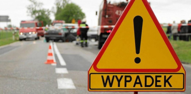 Śmigłowiec LPR w akcji: wypadek z udziałem busa. Jechało nim 12 osób - Zdjęcie główne