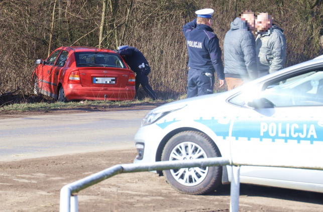 [ZDJĘCIA] Auto w rowie, kierowca... zniknął. Był pijany? - Zdjęcie główne