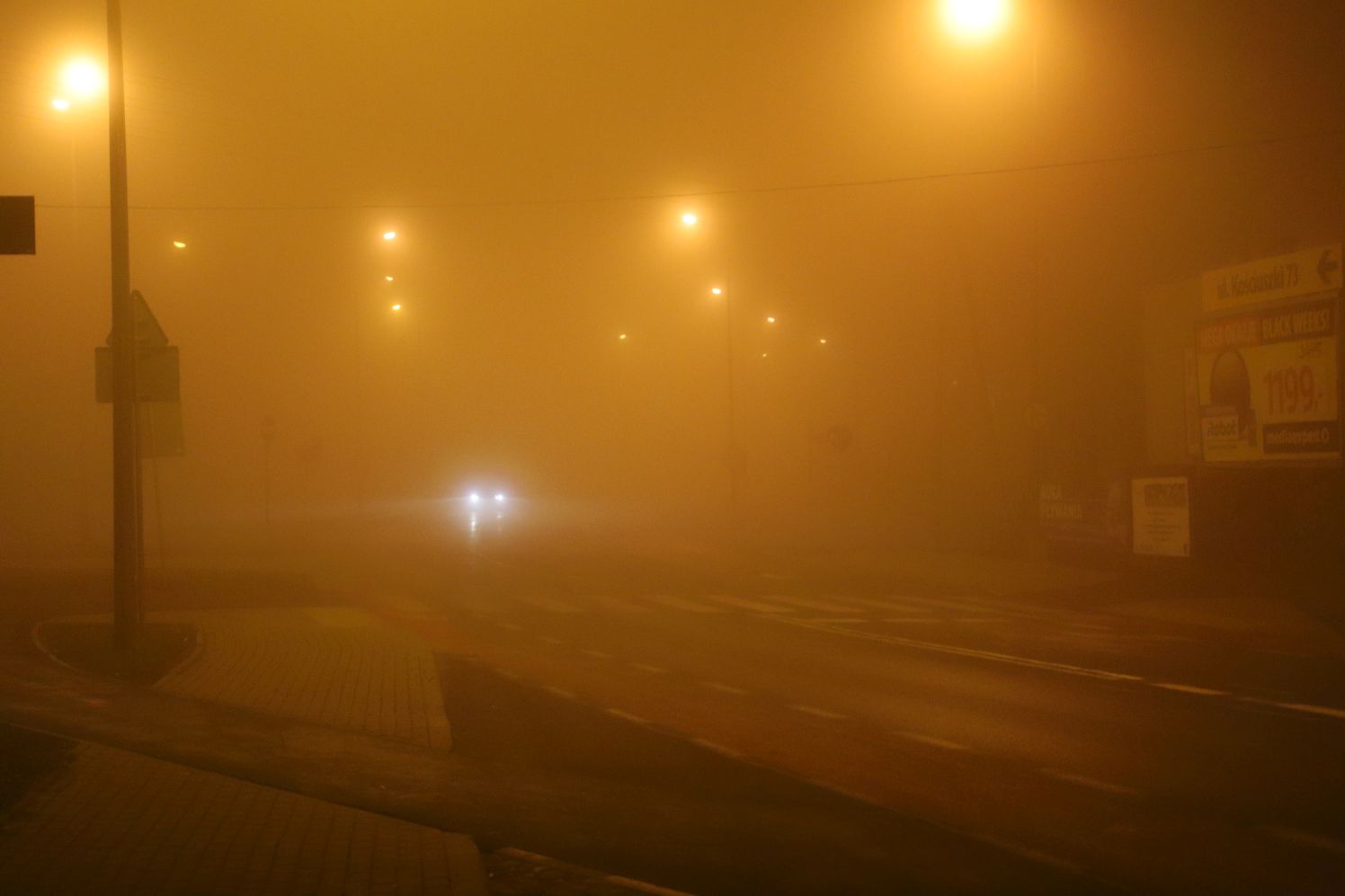 Gęsta mgła nad powiatem kutnowskim, kierowcy powinni zachować szczególną ostrożność