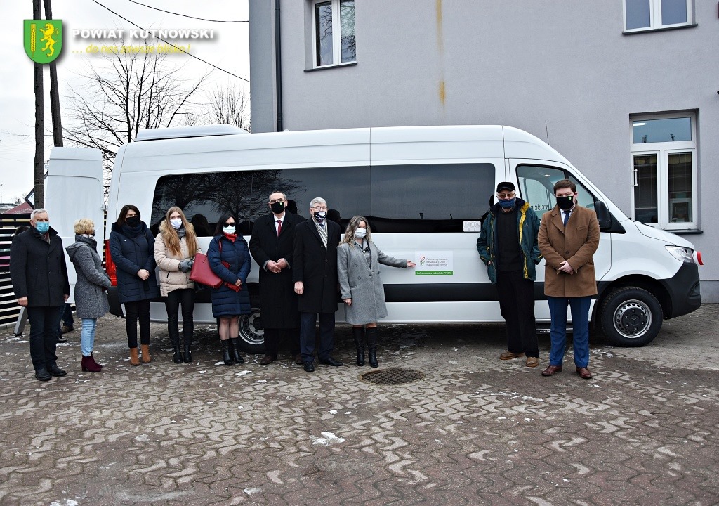 Wyjątkowy dzień dla gminy Krośniewice. Przekazano nowoczesny bus - Zdjęcie główne