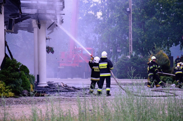 Zza miedzy: Wielki pożar sali weselnej w Cedrowicach [ZDJĘCIA] - Zdjęcie główne