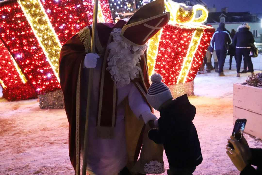 W Kutnie czuć klimat świąt. Dziś oficjalnie uruchomiono iluminację, w tym choinkę na Placu Wolności