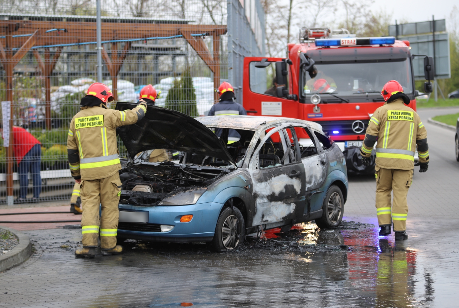 [ZDJĘCIA] Pod marketem spłonęło auto. "Właściciel chciał ratować je do ostatniej chwili" - Zdjęcie główne