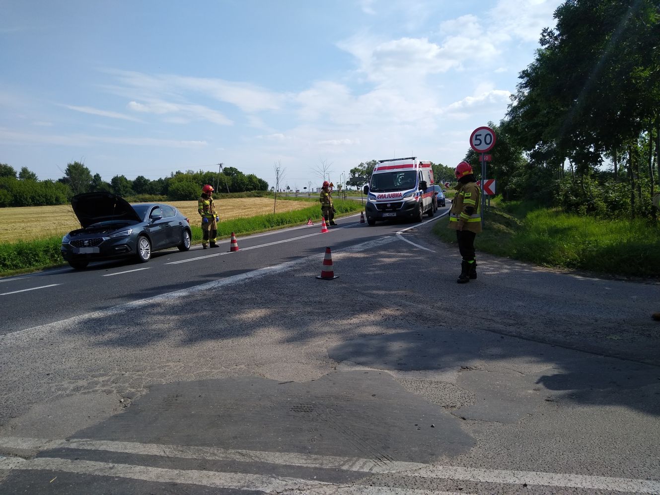 Pod Kutnem trwa akcja straży pożarnej, obecni są także policjanci