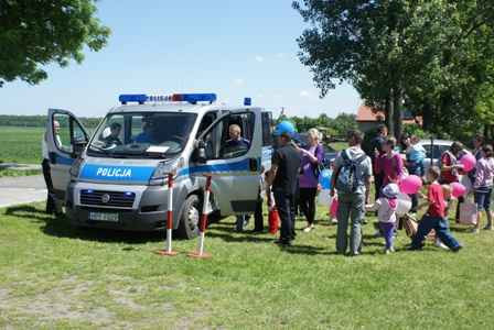 Policjanci i strażacy zorganizowali Dzień Dziecka - Zdjęcie główne