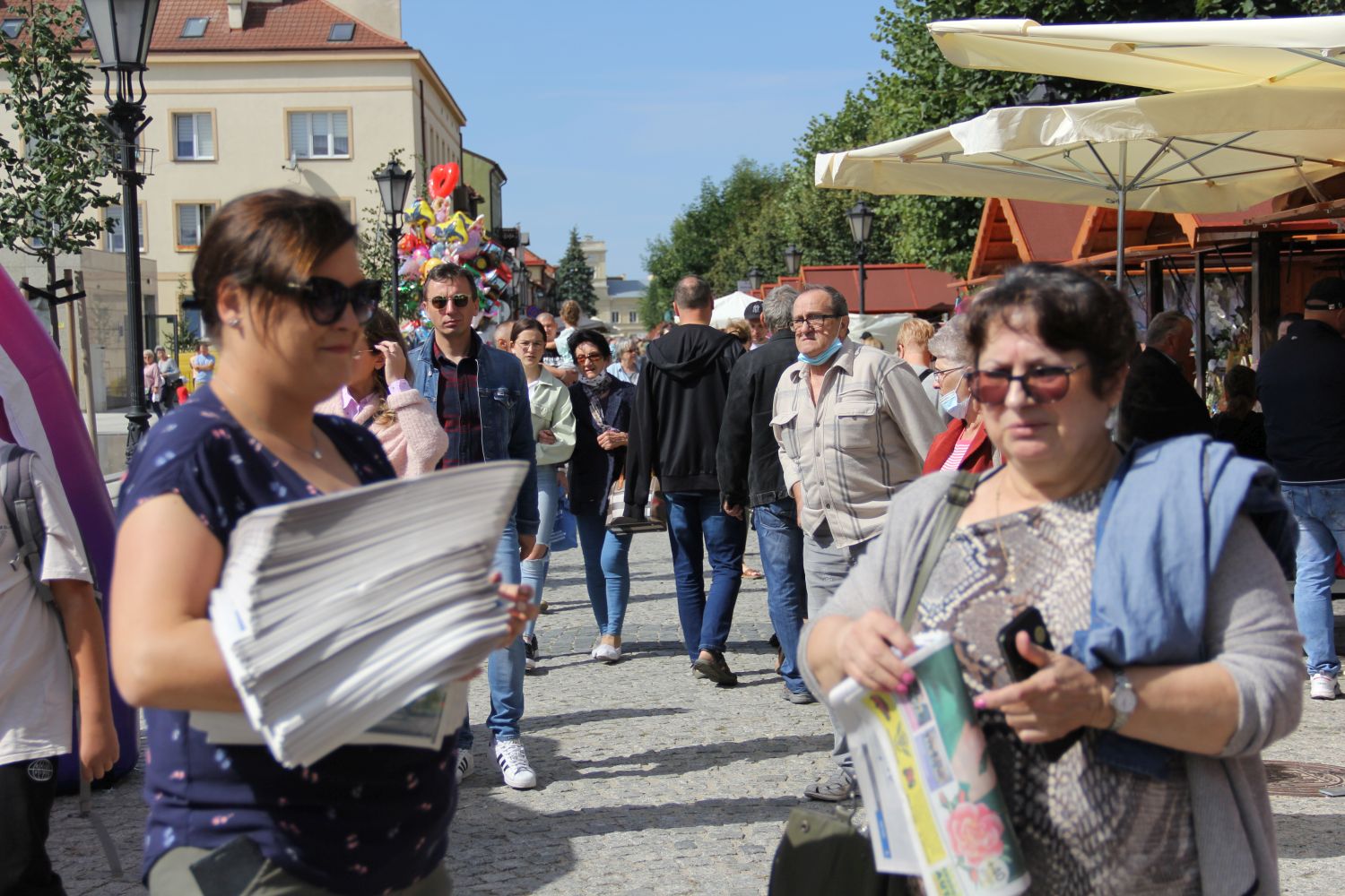 KCI świętuje razem z Wami! Rozdajemy pachnące różami gazety i słodkie niespodzianki