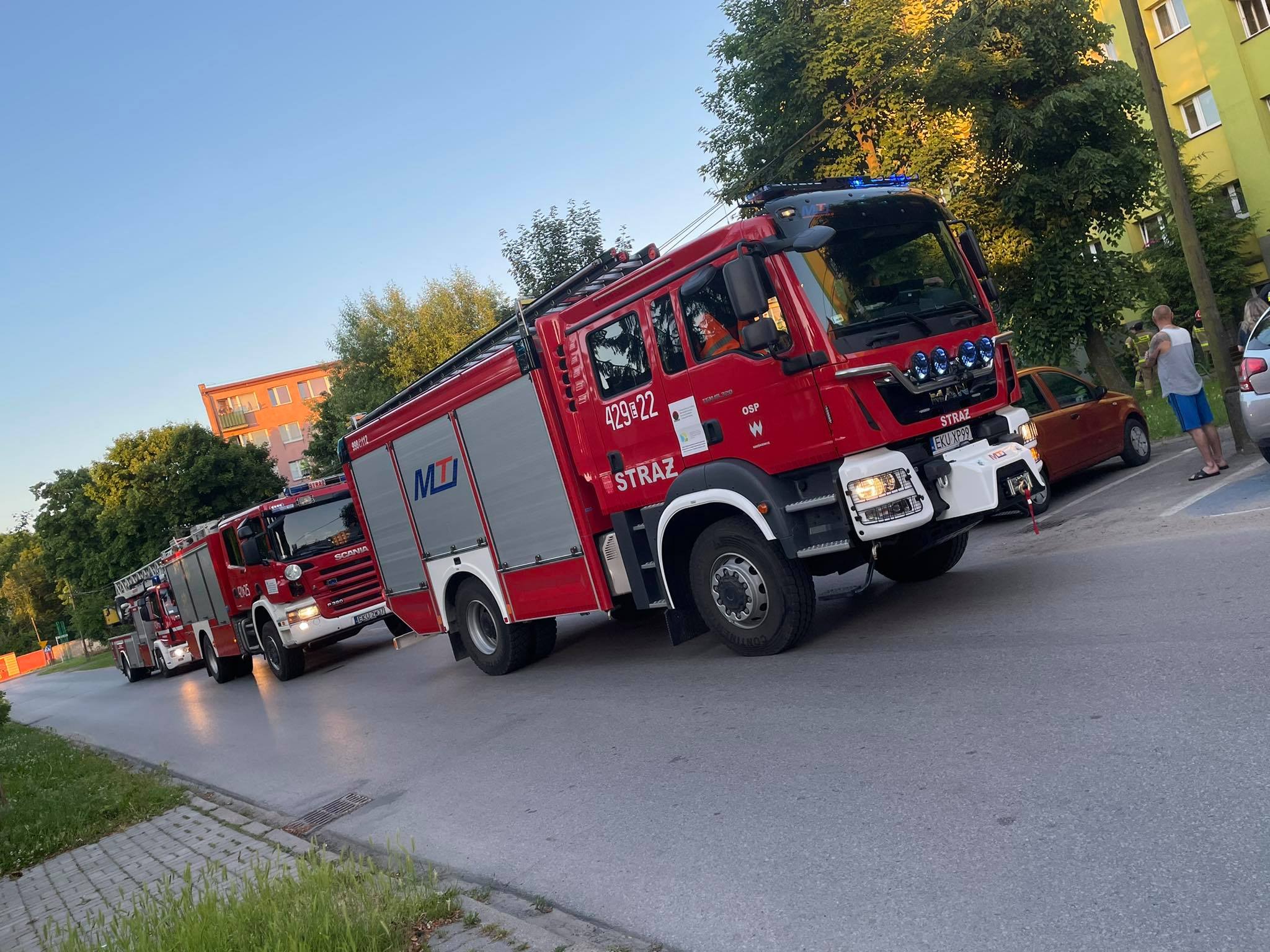 Kilka zastępów straży pożarnej prowadzi działania w Krośniewicach