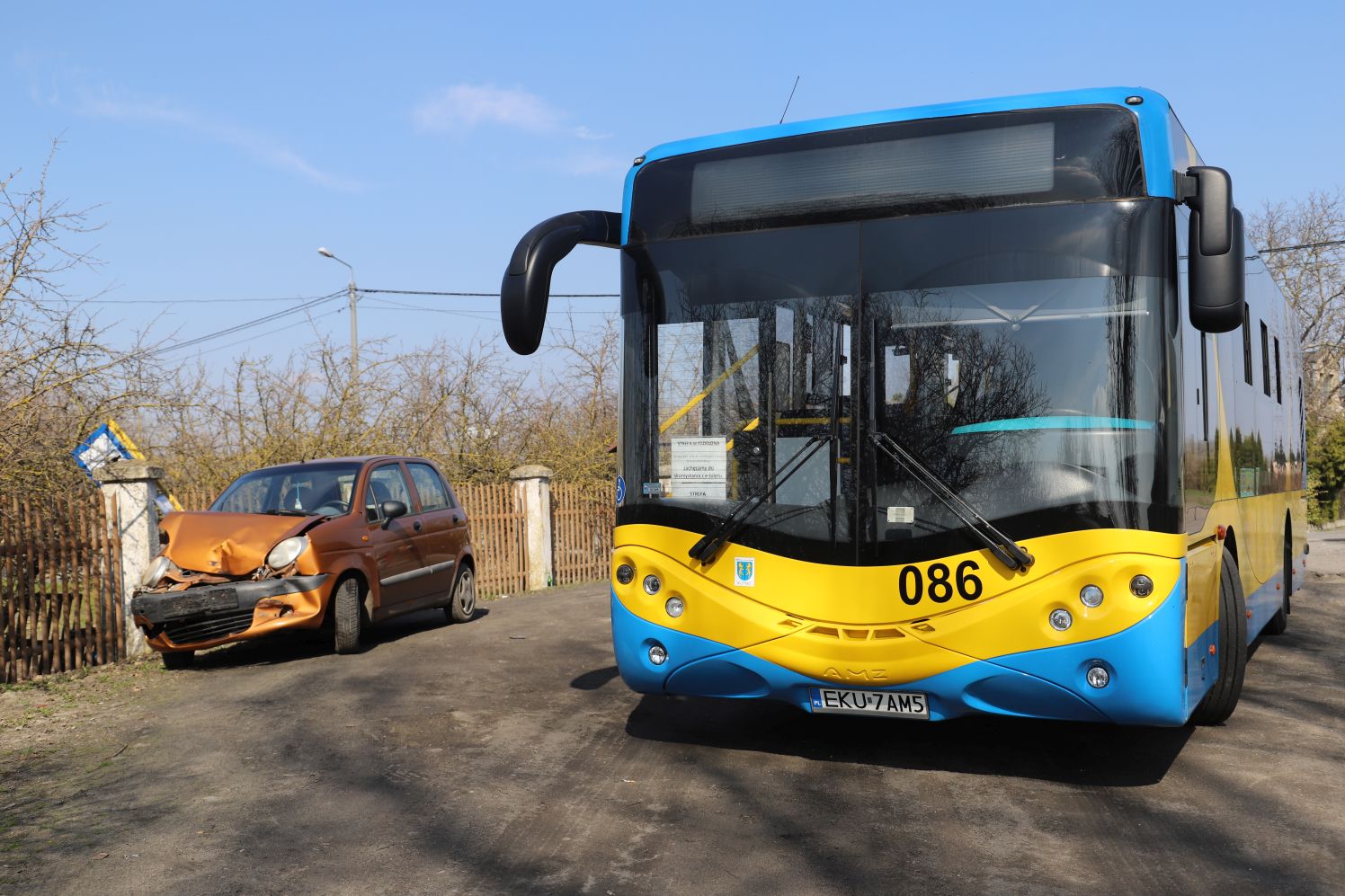 [ZDJĘCIA] Matiz uderzył w autobus pod Kutnem - Zdjęcie główne