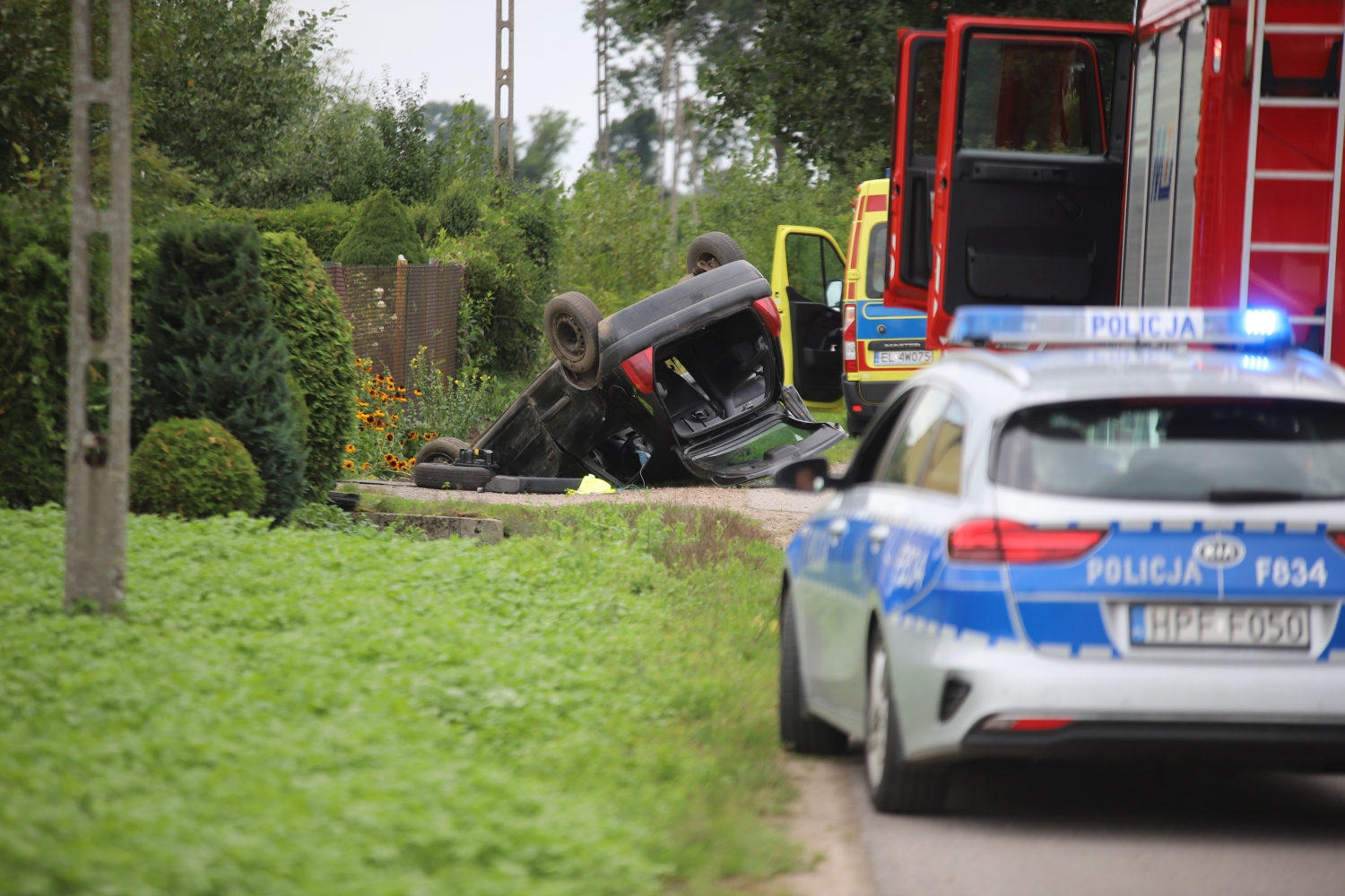  Dachowanie pod Kutnem. Na miejscu wszystkie służby, lądował śmigłowiec LPR