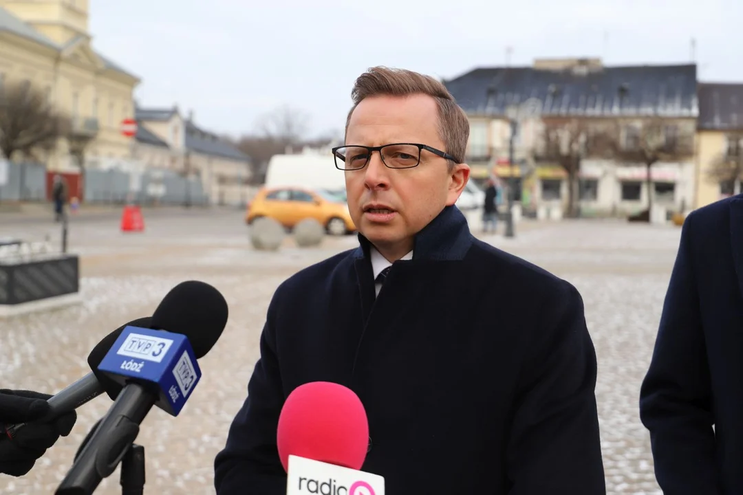 Poseł Dariusz Joński podczas konferencji na placu Piłsudskiego w Kutnie mówił m.in o inflacji i drożyźnie