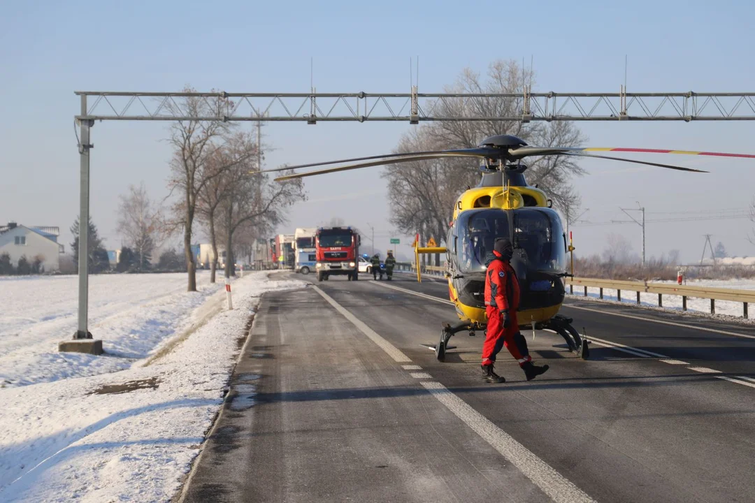 Poważny wypadek pod Kutnem. Na miejscu wszystkie służby, lądował śmigłowiec LPR