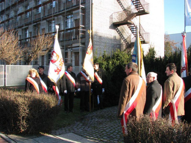 W blasku słońca pod pomnikiem - Zdjęcie główne