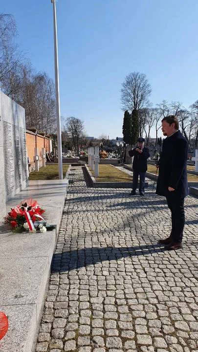 Uroczystości na cmentarzach w Kutnie i Wożniakowie. Upamiętnili zmarłych patriotów