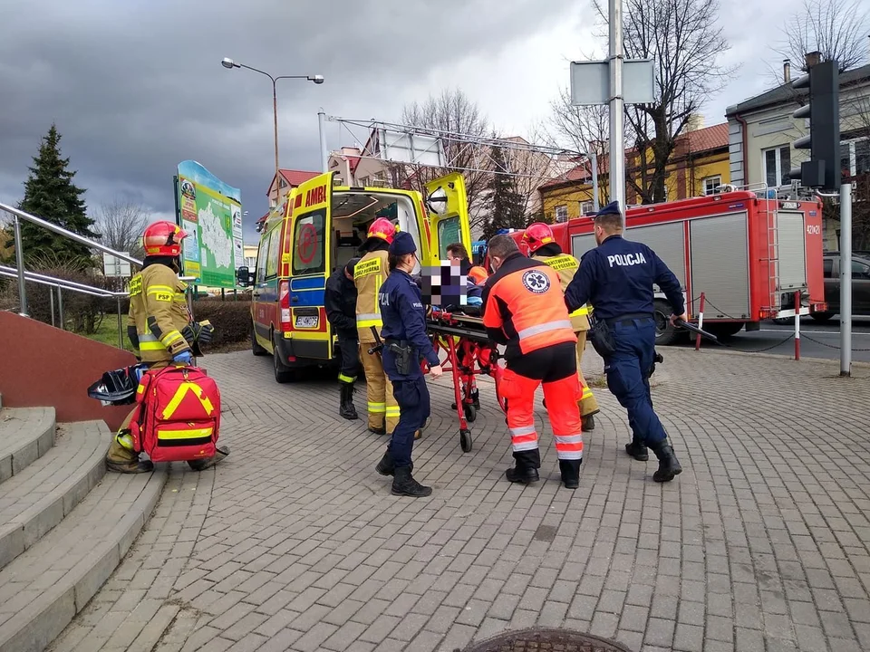 Służby ratunkowe w centrum Kutna. Pijana kobieta przetransportowana do szpitala