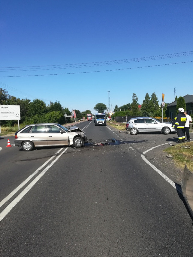 Czołowe zderzenie na DW 703: są ranni - Zdjęcie główne