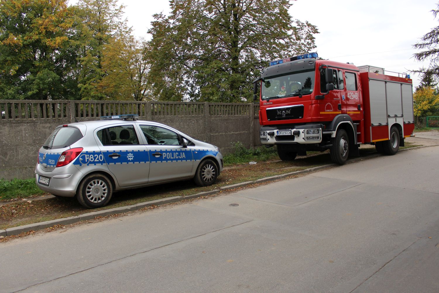 Kutno: Pijany mężczyzna wjechał do rowu. Na miejscu policja i dwa wozy strażackie - Zdjęcie główne