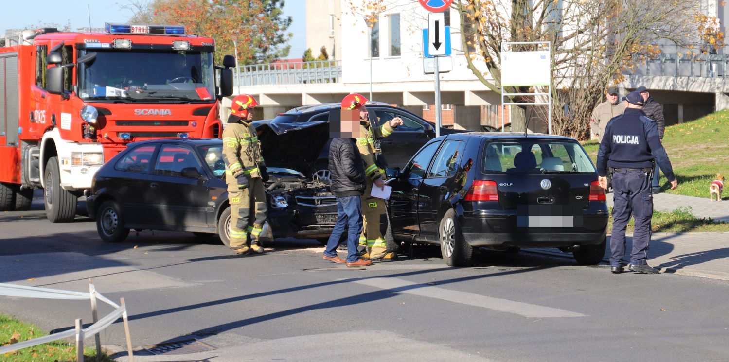 Wypadek z udziałem dwóch aut przy szpitalu. Służby w akcji [ZDJĘCIA]