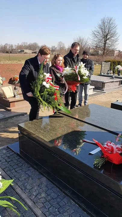 Uroczystości na cmentarzach w Kutnie i Wożniakowie. Upamiętnili zmarłych patriotów